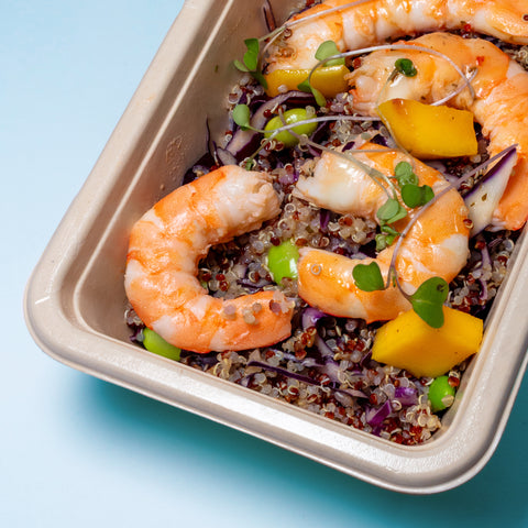 Quinoa, manga, edamame, couve-roxa e camarão e vinagrete