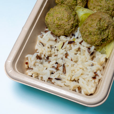 Almôndegas de atum e ervilhas com repolho salteado e arroz selvagem