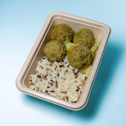 Almôndegas de atum e ervilhas com repolho salteado e arroz selvagem