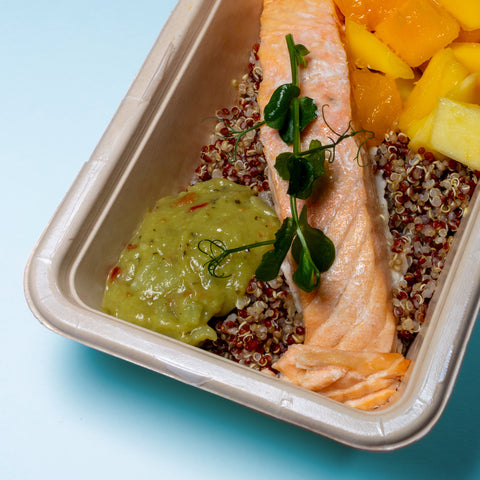 Salmão, quinoa, guacamole e manga