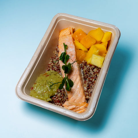 Salmão, quinoa, guacamole e manga