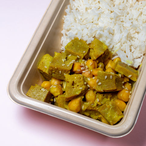 Caril de seitan e grão com arroz basmati