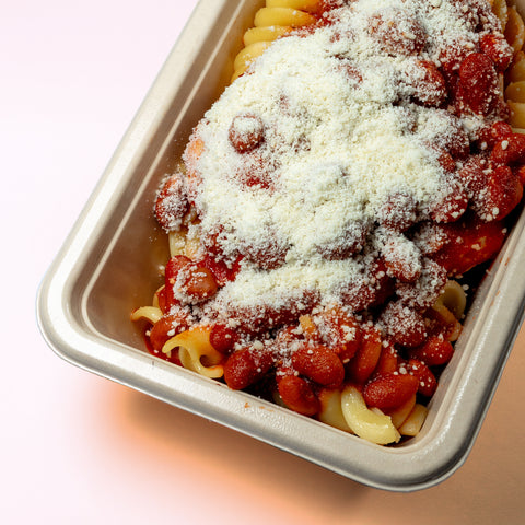 Bife de frango com molho de tomate, feijão e parmesão acompanhado com fusilli
