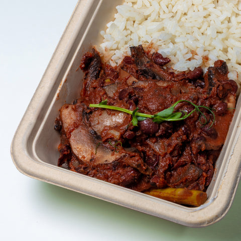 Guisado de feijão preto, espargos, cogumelo portobello e arroz vaporizado