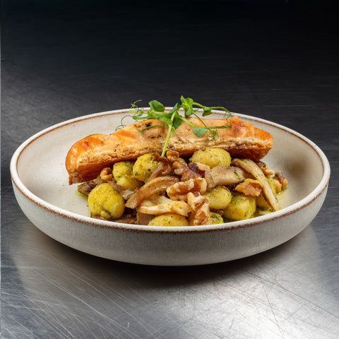 Gnocchi com pesto de espinafres, pleurotus, salmão e nozes