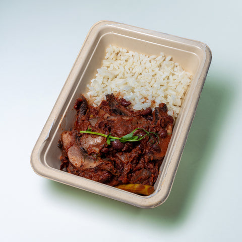 Guisado de feijão preto, espargos, cogumelo portobello e arroz vaporizado