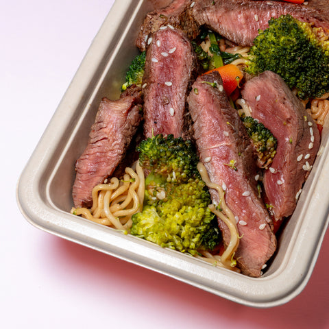 Chop suey de vaca com noodles, brócolos e cenoura