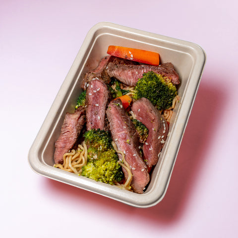 Chop suey de vaca com noodles, brócolos e cenoura