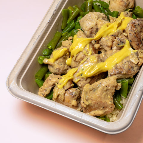 Frango com mostarda de dijon, feijão verde e couscous