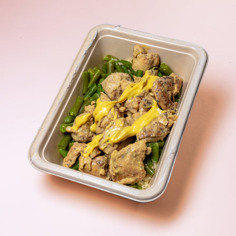Frango com mostarda de dijon, feijão verde e couscous