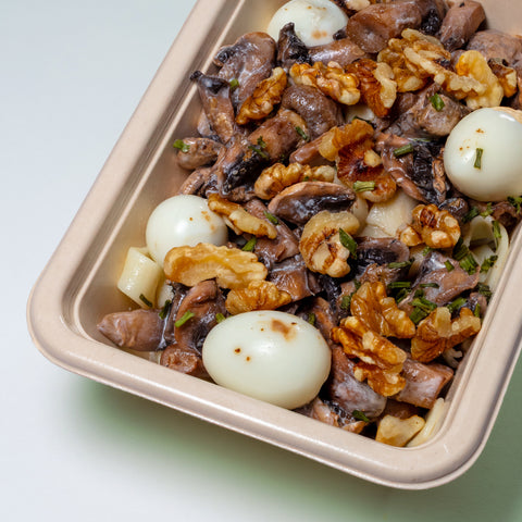 Taglietelle com ovos de codorniz , nozes, natas e cogumelos