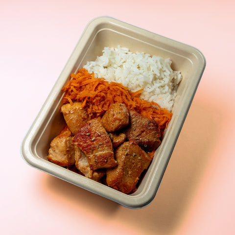 Cubos de perú com cenoura e arroz basmati