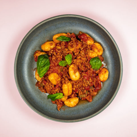 Bolonhesa de angus com gnocchi e manjericão