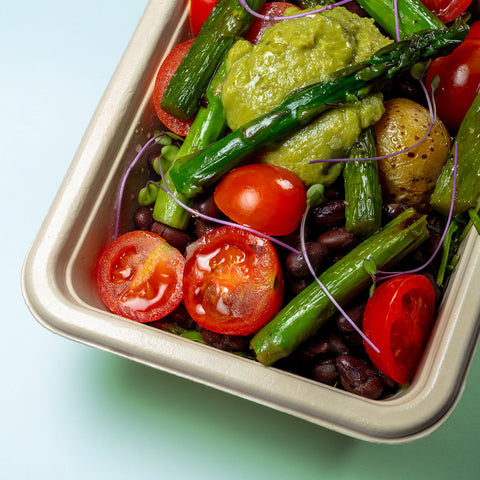 Salada de batata com rúcula, espargos, feijão preto, guacamole e tomate cherry