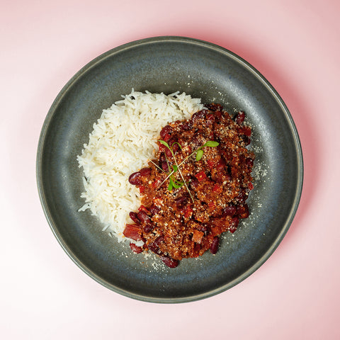 Chilli de carne com feijão vermelho, pimento, parmesão e arroz basmati