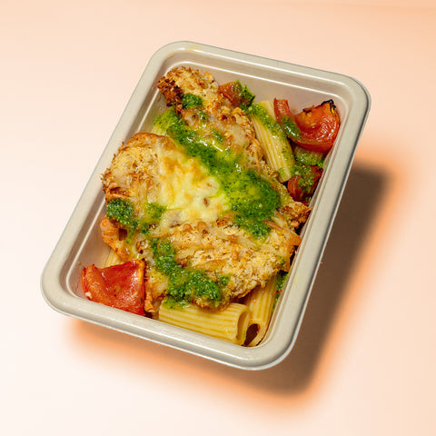 Frango à parmegiana com pesto, rigatoni e tomate assado
