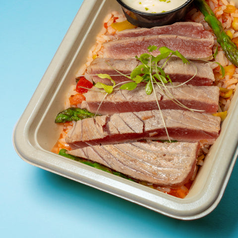 Marmita Joana Resende: bife de atum, arroz de tomate e espargos, maionese de lima