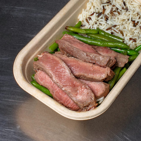 Bife de Angus com feijão verde e arroz selvagem