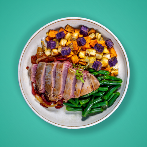 Marmita de assinatura Chefe Jamon: Bife de atum com cebolada, feijão verde e mix de batata doce