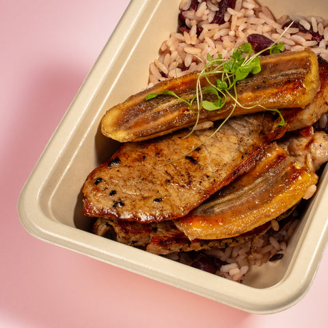 Lombo de porco, arroz de feijão encarnado e banana caramelizada
