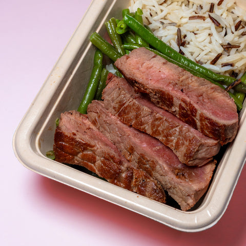 Bife de Angus com feijão verde e arroz selvagem