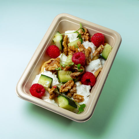 Massa fresca (casarecce) com pepino, burrata, nozes e frutos vermelhos