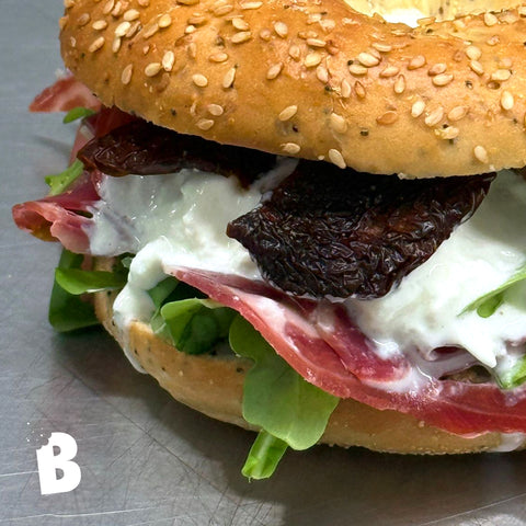 PPC - DOMINGO - Bagel presunto ibérico, burrata, rúcula e tomate seco com chips de batata doce