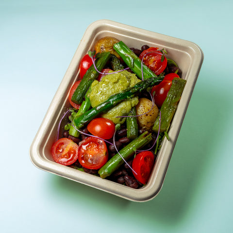 Salada de batata com rúcula, espargos, feijão preto, guacamole e tomate cherry