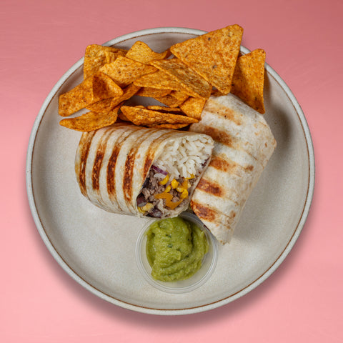 Burrito de carne picada com arroz vaporizado, cheddar, guacamole e nachos