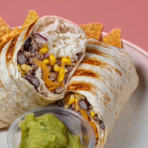 Burrito de carne picada com arroz vaporizado, cheddar, guacamole e nachos