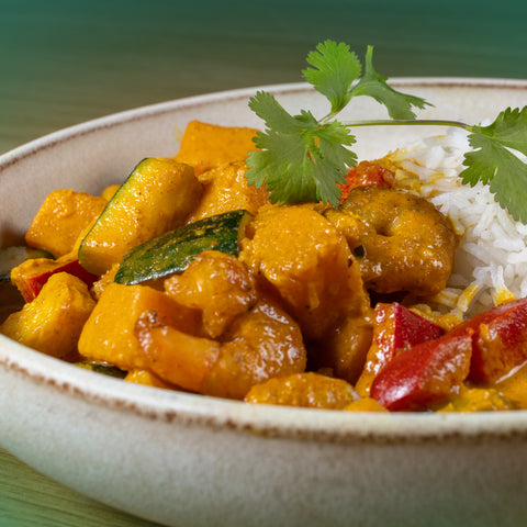 Caril de camarão com legumes e arroz basmati