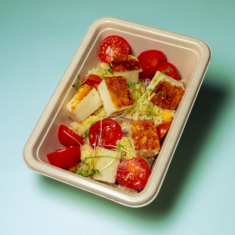 Couscous com haloumi, tomate cherry, pepino, grão e cebola roxa