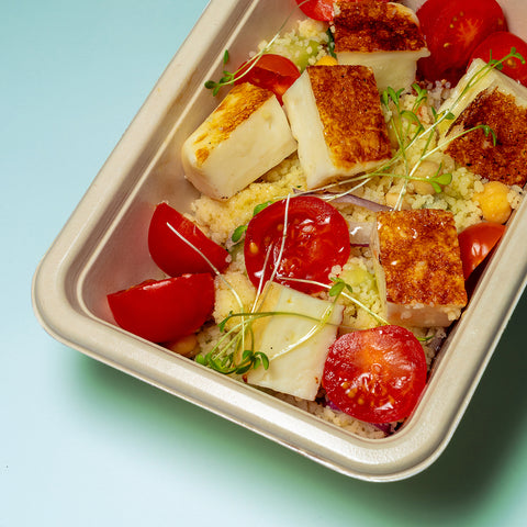 Couscous com haloumi, tomate cherry, pepino, grão e cebola roxa