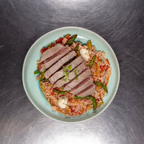 Marmita Joana Resende: bife de atum, arroz de tomate e espargos, maionese de lima