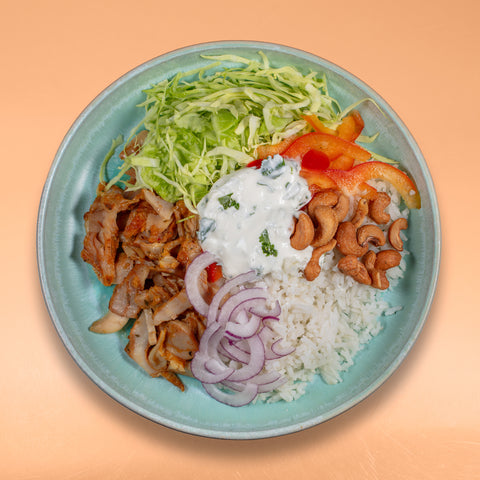 Kebab de frango com legumes, arroz basmati e maionese de coentros