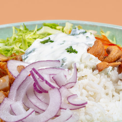Kebab de frango com legumes, arroz basmati e maionese de coentros