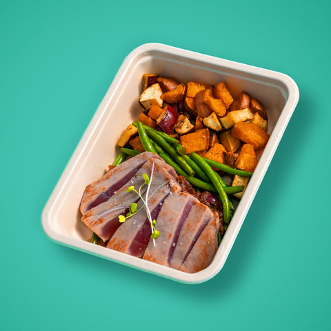 Marmita de assinatura Chefe Jamon: Bife de atum com cebolada, feijão verde e mix de batata doce