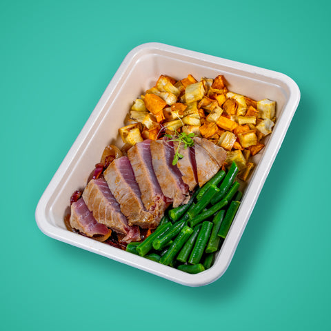 Marmita de assinatura Chefe Jamon: Bife de atum com cebolada, feijão verde e mix de batata doce