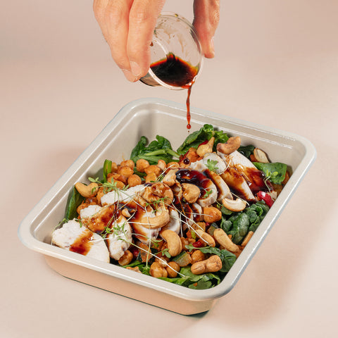 Marmita Miles&Vibes: peito de frango, grão-de-bico, vegetais, caju e molho de laranja