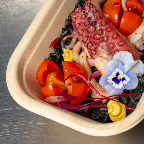 Especial Natal: Arroz com tinta de choco e pimento, polvo, tomate cherry e mostarda de dijon