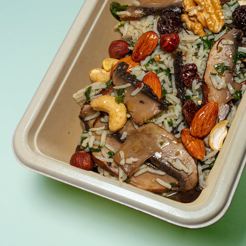 Arroz de portobello com frutos secos e espinafres