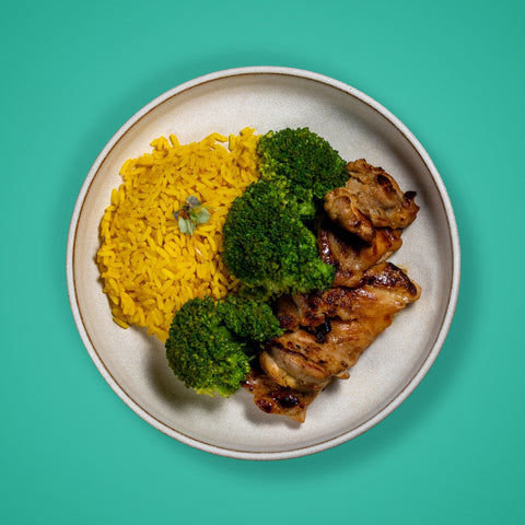 Marmita de Assinatura Lúcia Alves: Coxa de frango desossada com mostarda e mel, brócolos e arroz de açafrão