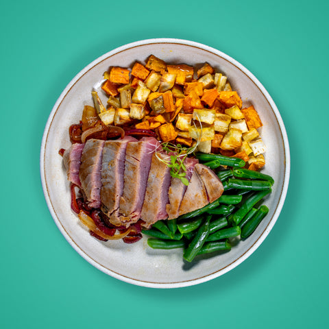 Marmita de assinatura Chefe Jamon: Bife de atum com cebolada, feijão verde e mix de batata doce
