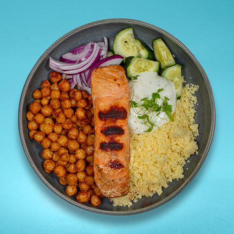 Bowl de salmão, couscous, grão e pepino