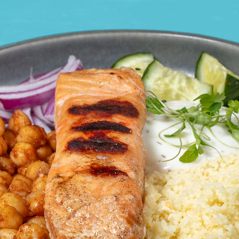 Bowl de salmão, couscous, grão e pepino