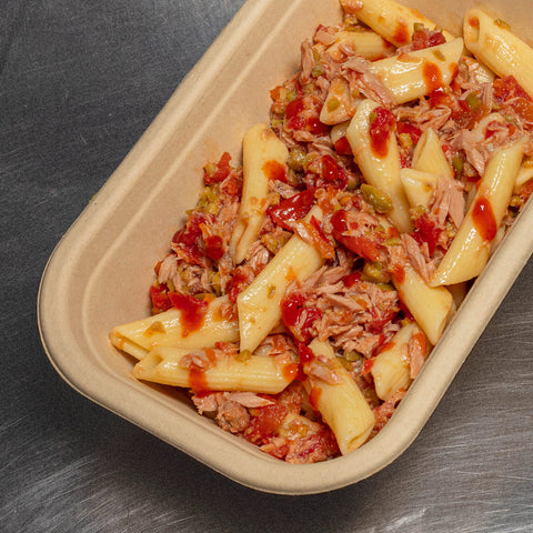 Puttanesca de atum com penne, pimento vermelho e azeitonas