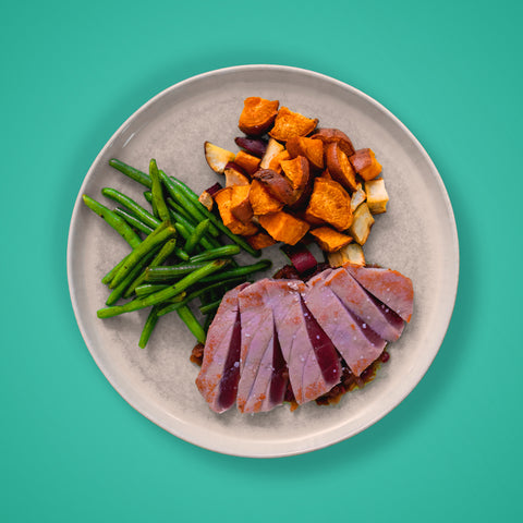 Marmita de assinatura Chefe Jamon: Bife de atum com cebolada, feijão verde e mix de batata doce