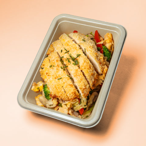 Marmita Travante Williams (noodles com ovo, legumes e frango panado)